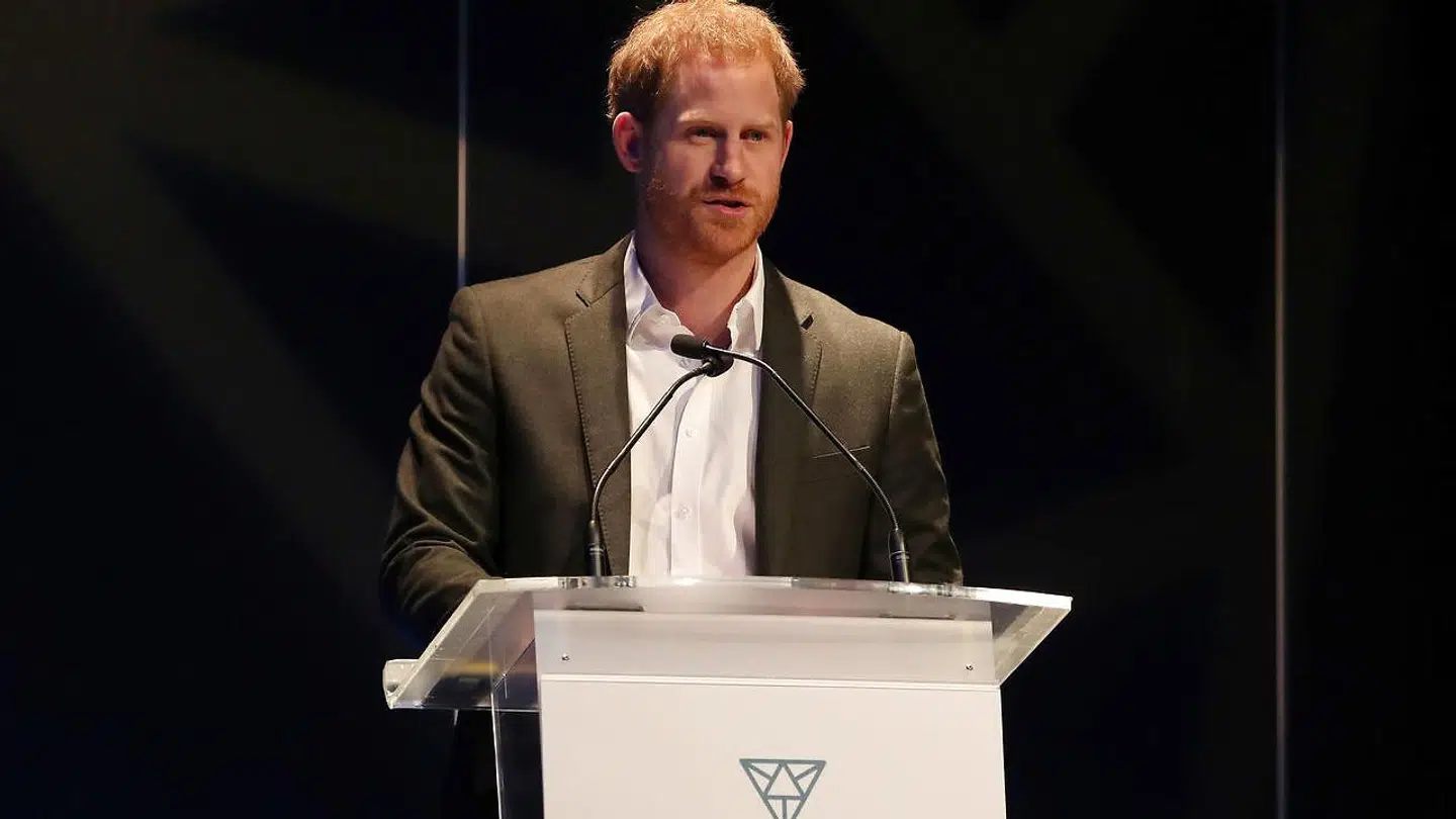 Prins Harry på talerstolen i Skotland.