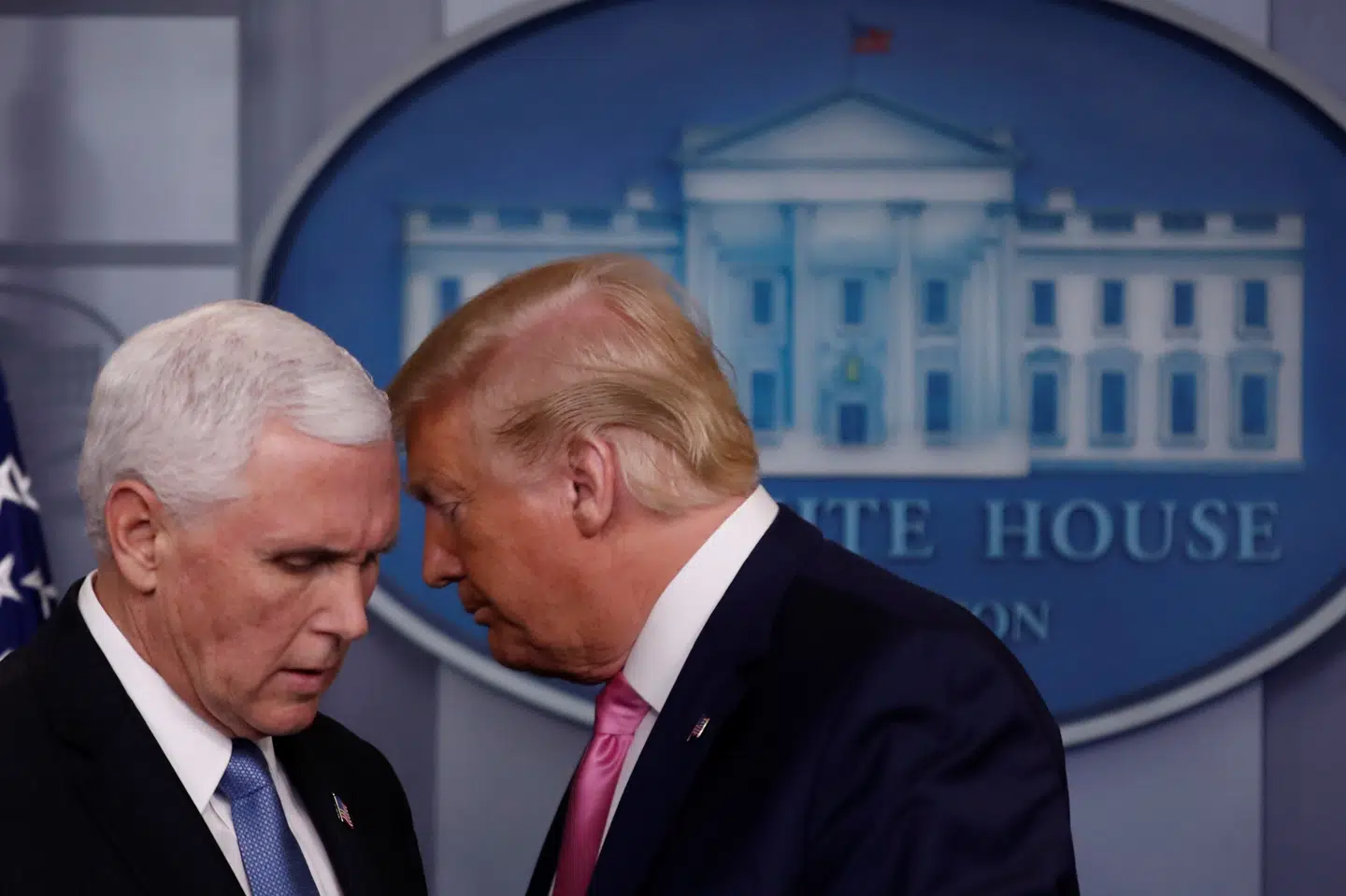 Præsident Donald Trump udnævner vicepræsident Mike Pence (til venstre) som værende den med hovedansvaret for forebyggelse og håndtering af coronavirus i USA. Det gør han på et pressemøde natten til torsdag dansk tid. Carlos Barria/Reuters