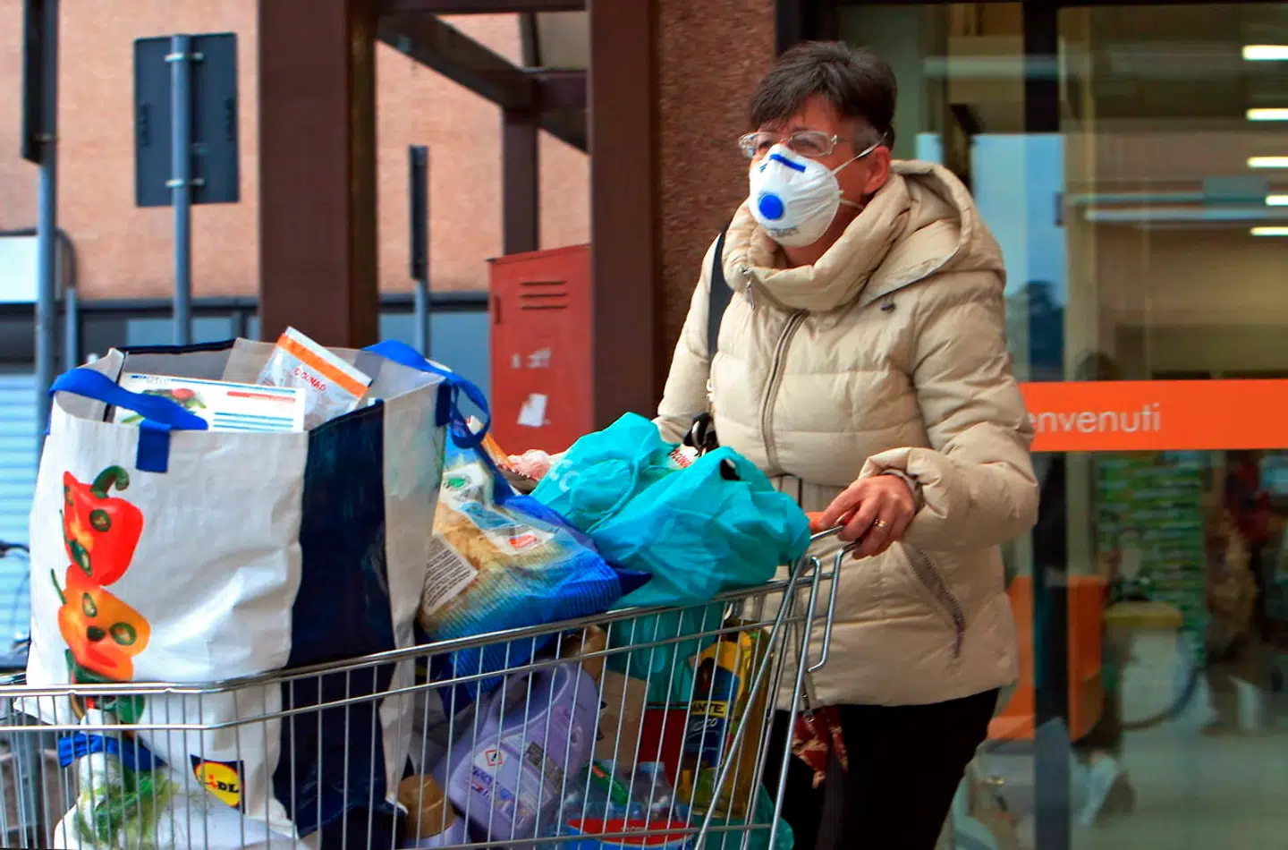 Med søndagens varsel om, at byen blev lukket ned, handlede folk ind i panik i Casalpusterlengos supermarkeder.
