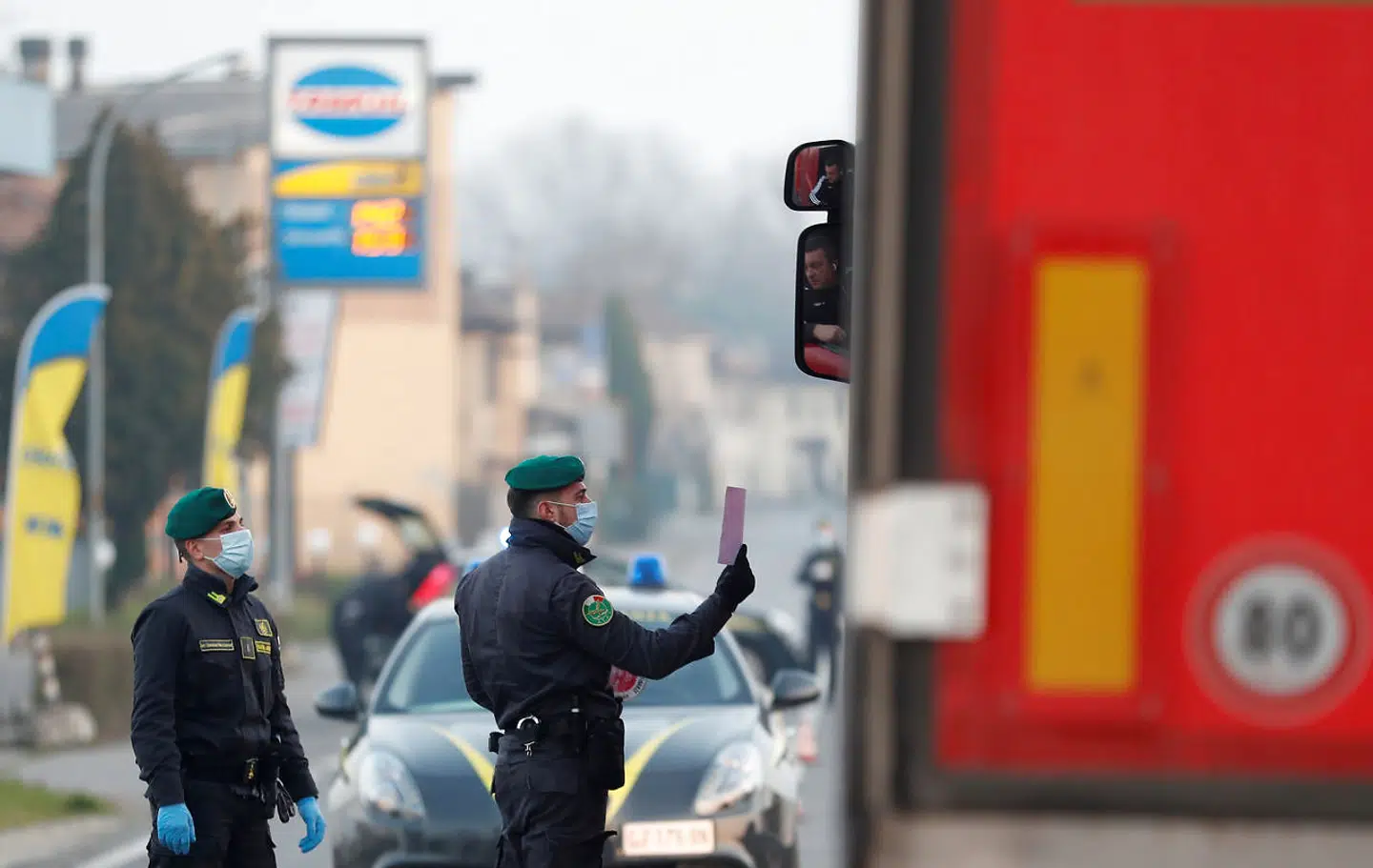 Alle biler bliver stoppet ved grænsen til 'Red Zone'.
