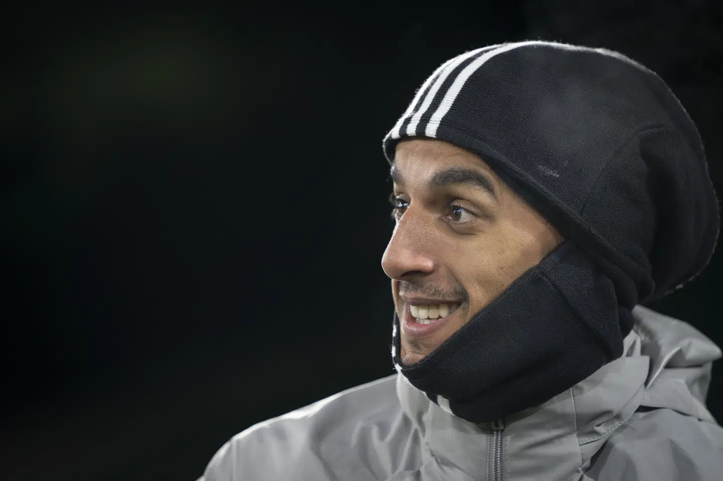 Carlos Zeca var pakket godt ind til onsdagens træning på Celtic Park. Han tog kun halsedissen væk fra munden i de få minutter, han afgav et interview. Liselotte Sabroe/Ritzau Scanpix