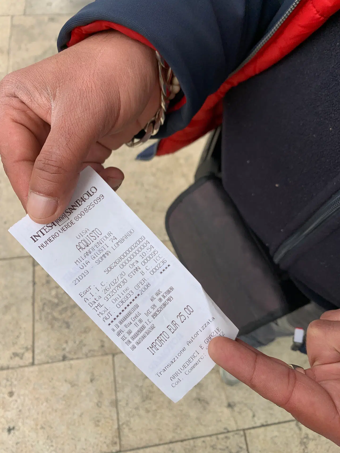 En billet til turistbussen er det lykkes Mamo at sælge. Sidste år solgte han 40 på to timer.