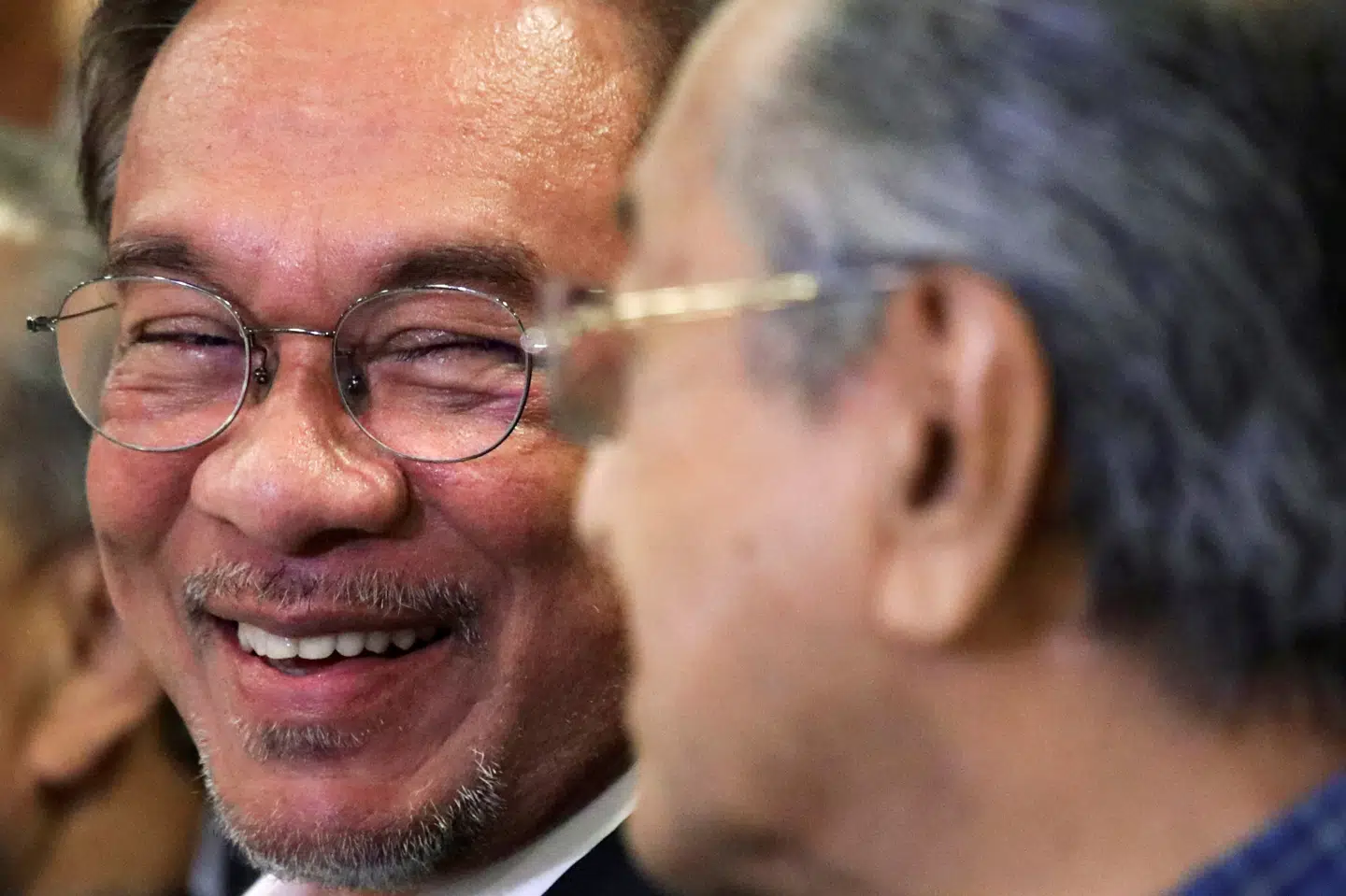Anwar Ibrahim, som er en af Malaysias toppolitikere, ser her på landets veteranleder, Mahathir Mohamad, ved en pressekonference i november, da de to mænd endnu var på talefod. En forbitret magtkamp mellem dem har nu forværret en dyb politisk krise i landet. Lim Huey Teng/Reuters