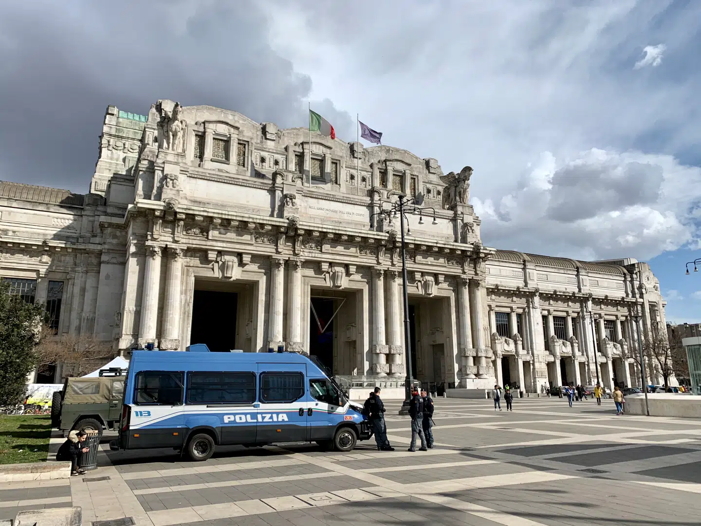Udenfor patruljerer politi- og militærfolk, og EU flager side om side med Italien.