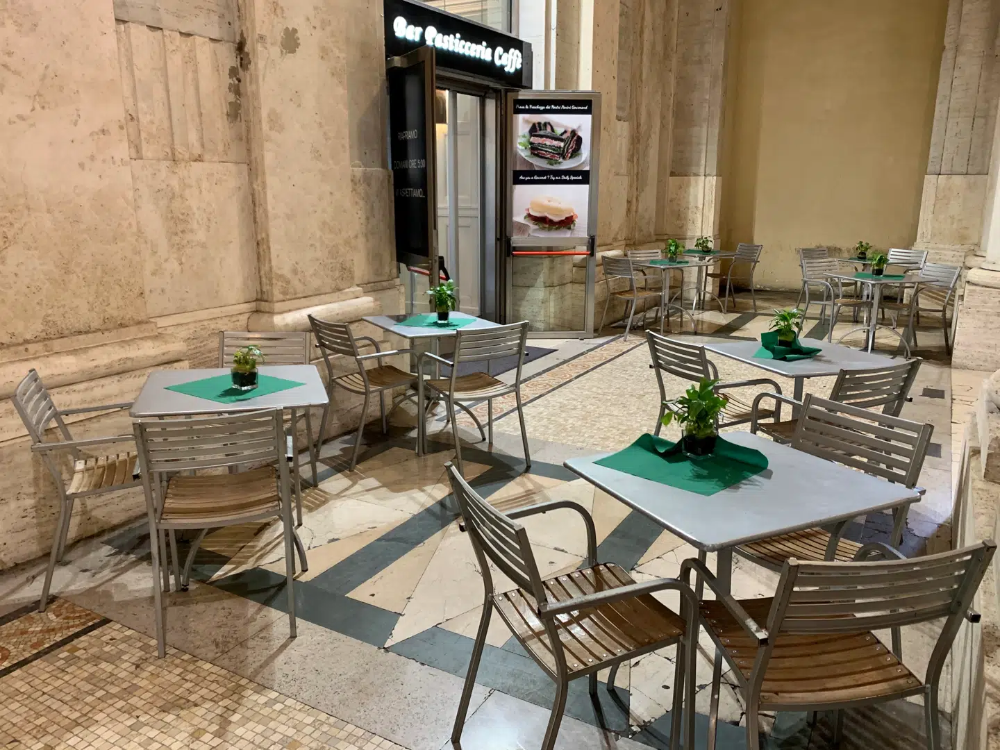 Caféerne på hovedbanegården er stort set tomme.