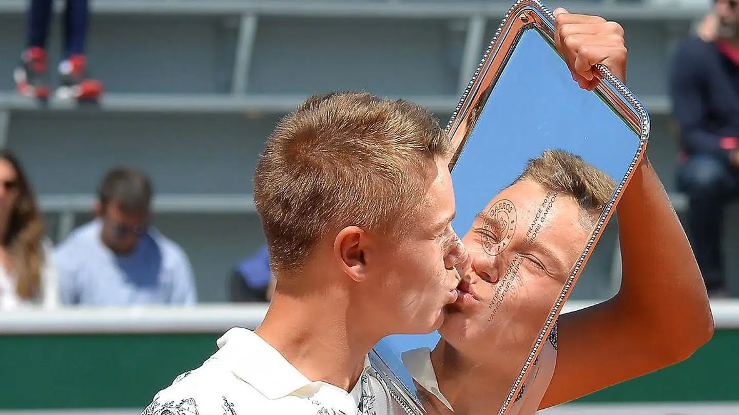 Holger Rune ved præmieoverrækkelsen efter at have vundet drengesinglefinalen ved French Open i Paris.