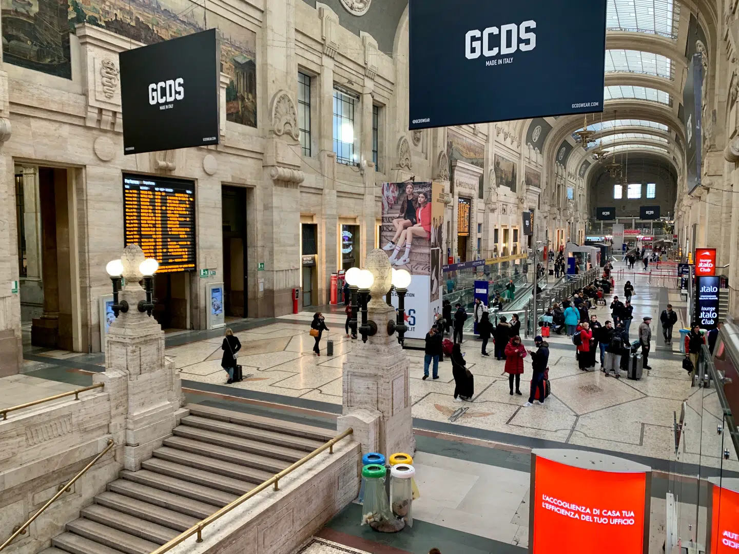 Frygten for corona-smitte har stort set tømt Milano Central, der er europas største togstation.