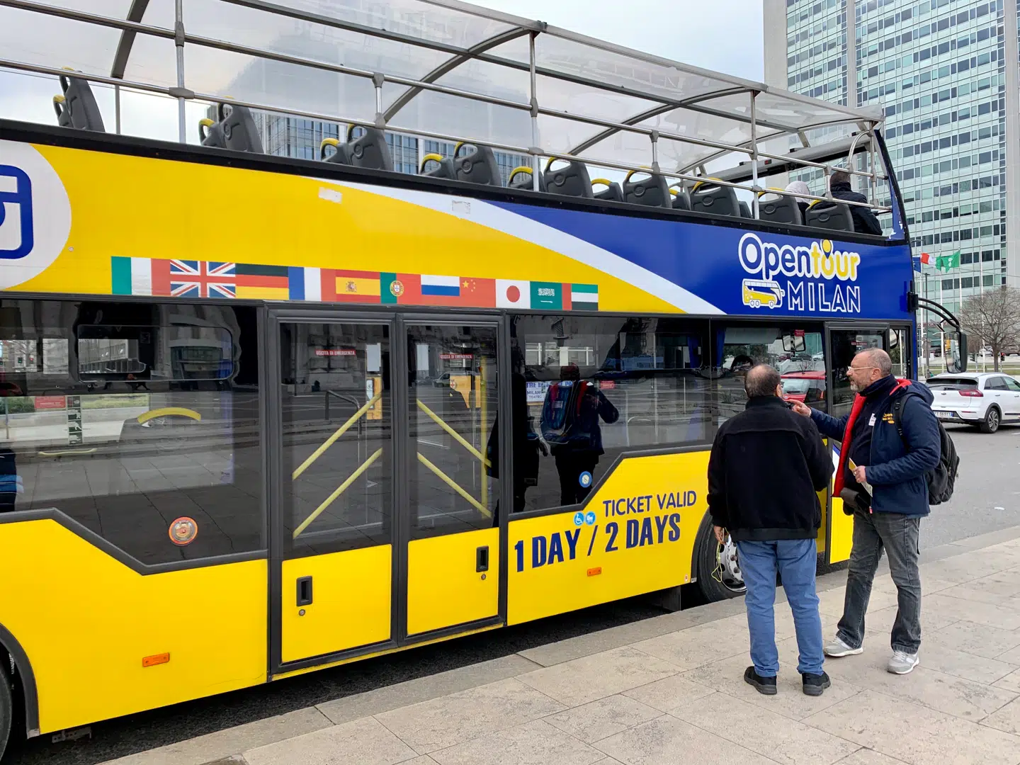 Mamo og chaufføren på turistbussen venter på den ene turist, der i dag har købt billet fra Mamo.