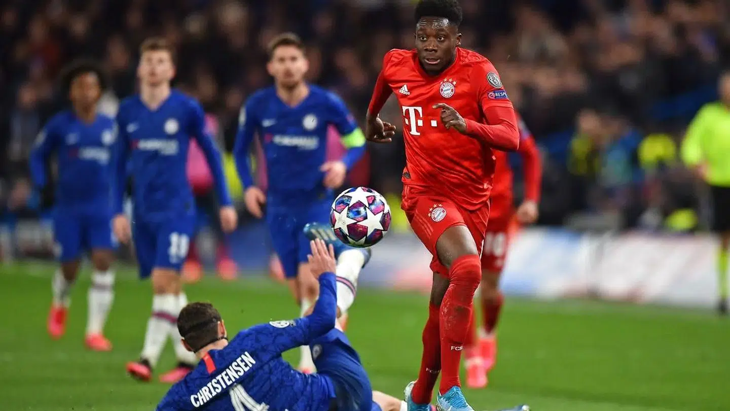 Andreas Christensen rundes kort inden, at Bayern scorer til 0-3.
