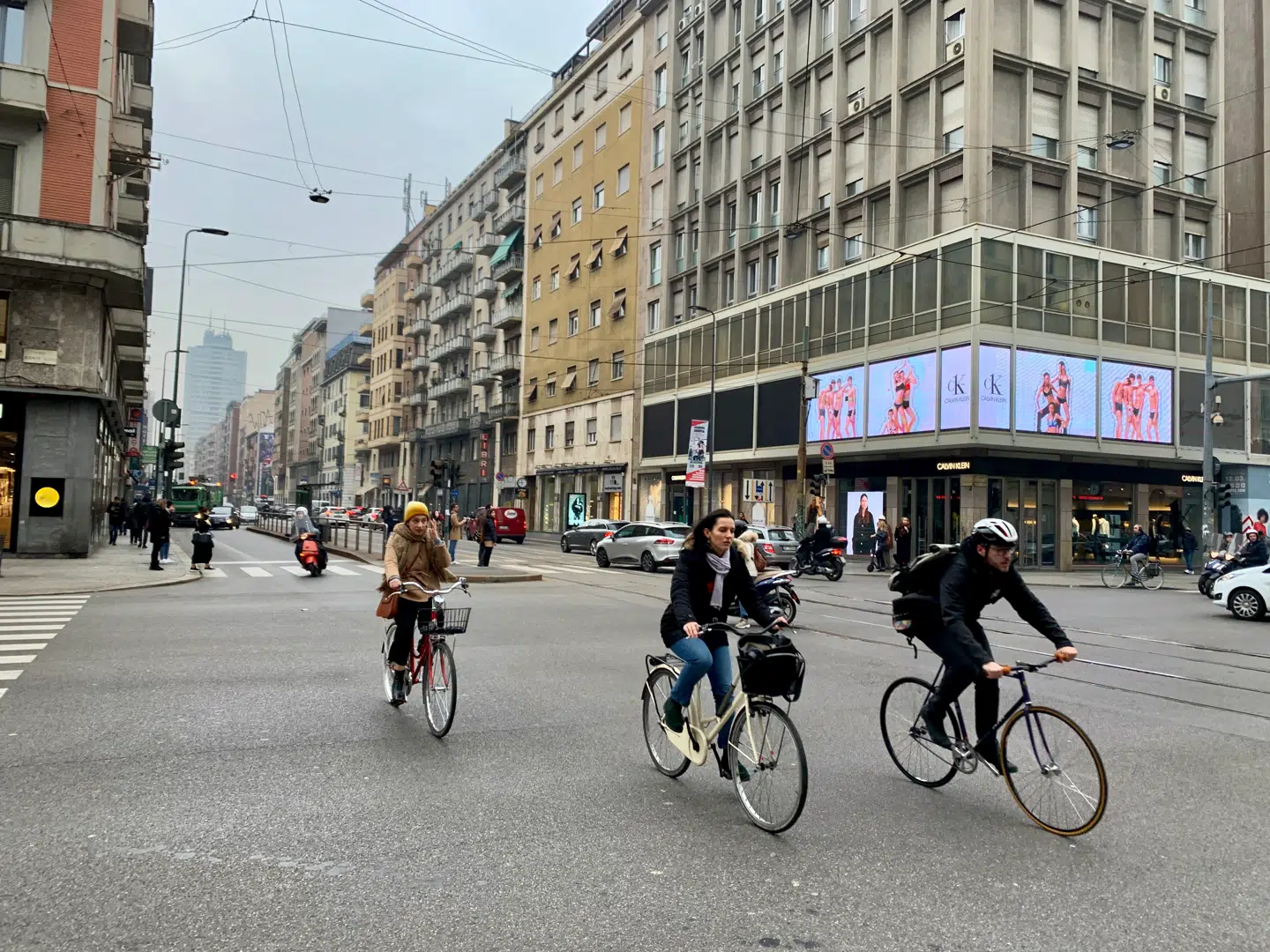 Morgentrafikken er måske ikke helt så heftig som normalt. Men helt øde er gaderne langt fra.