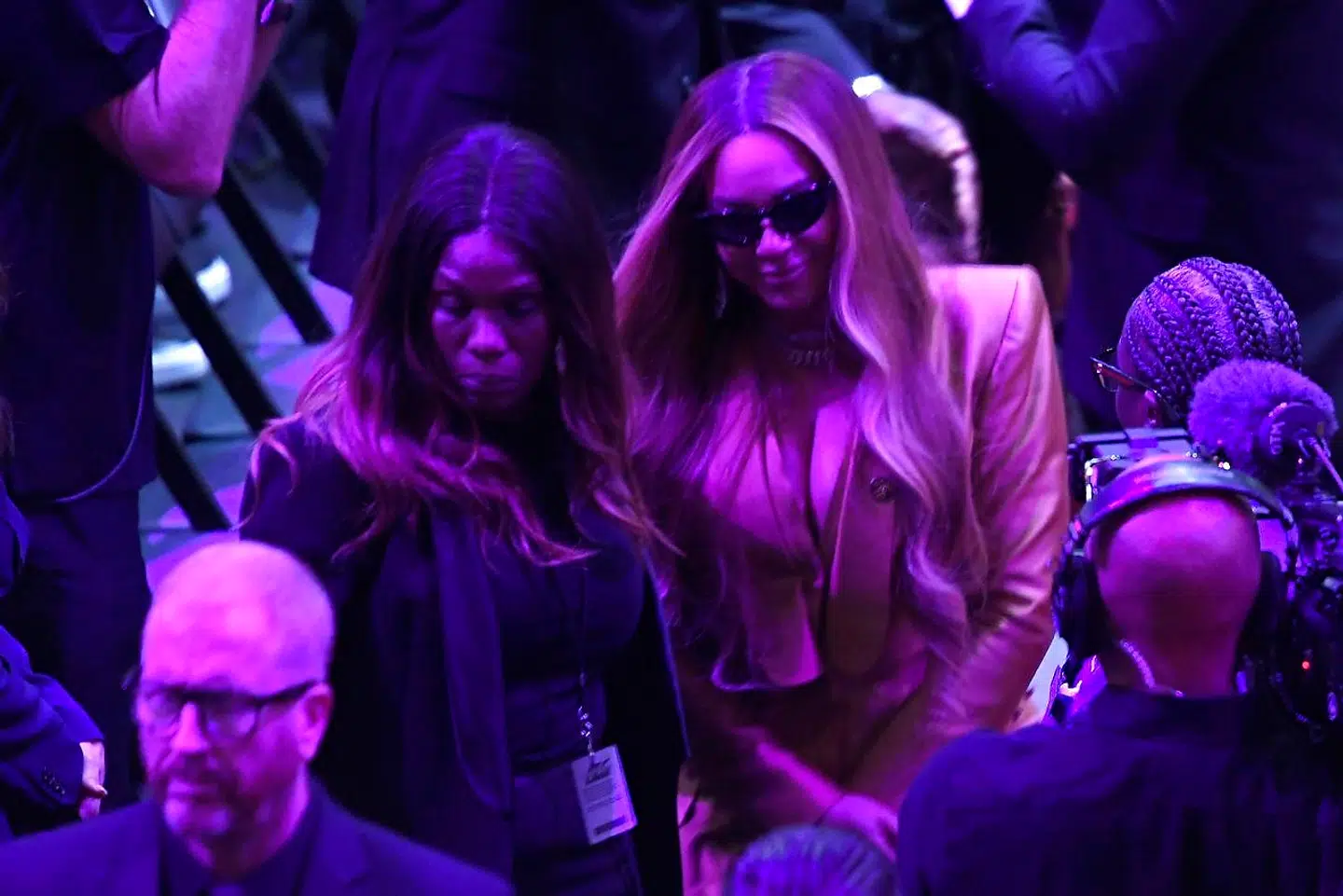 Det var kun muligt at få et billede af Beyonce, da hun forlod mindehøjtideligheden.