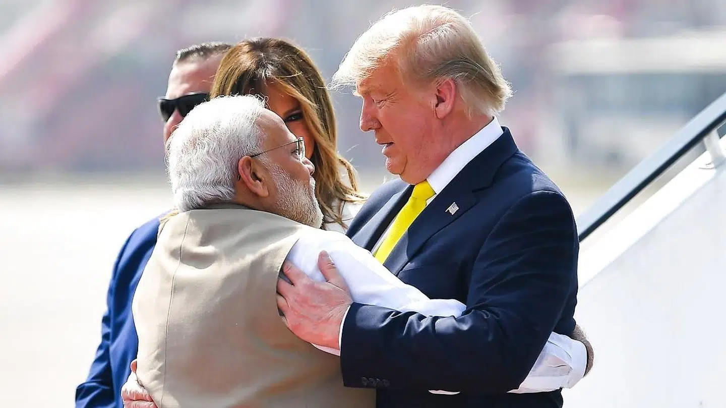 Den indiske premierminister Narendra Modi (tv) omfavner USA's præsident Donald Trump, da han ankom til Sardar Vallabhbhai Patel-lufthavnen i Ahmedabad mandag.