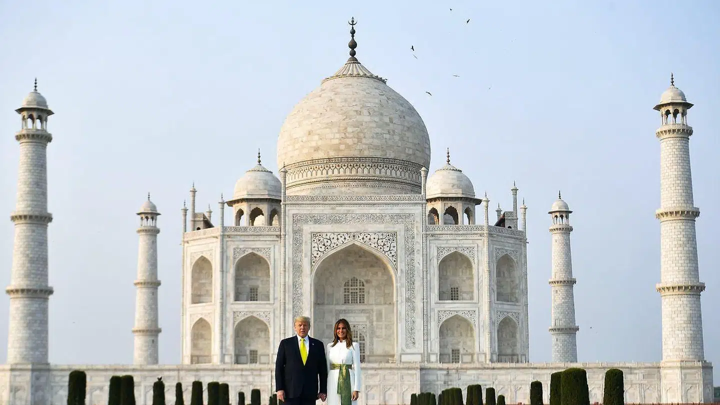 Melania og Donald Trump poserer foran det verdenskendte gravmonument Taj Mahal i Agra i Indien.