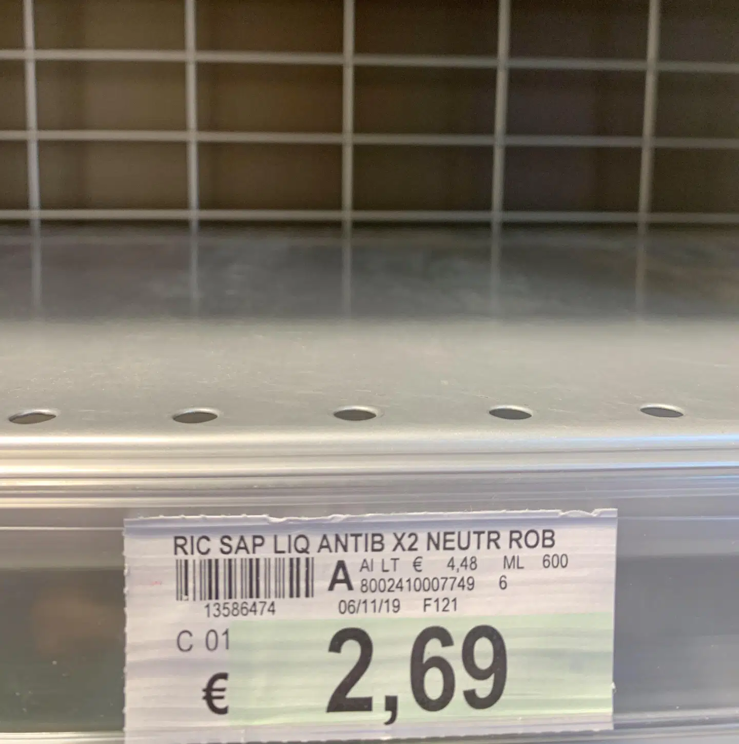 Hylden med antibakteriel håndsæbe i supermarkedet er helt tom.