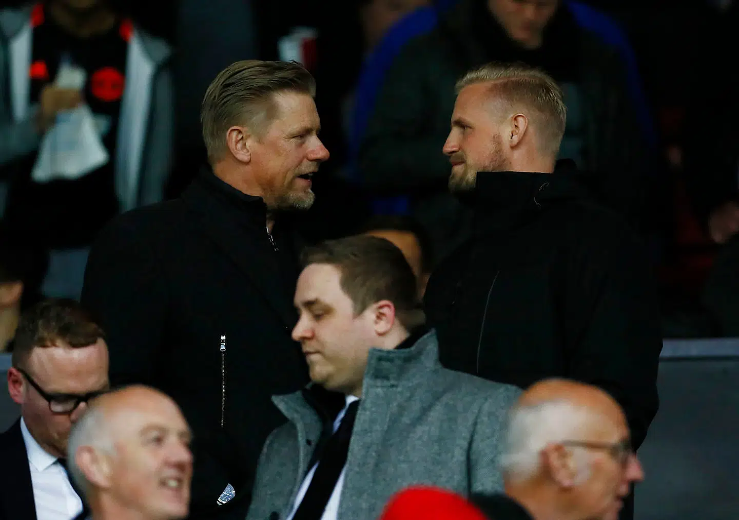 Peter og Kasper Schmeichel på tribunen ved en Manchester United-kamp i 2017.