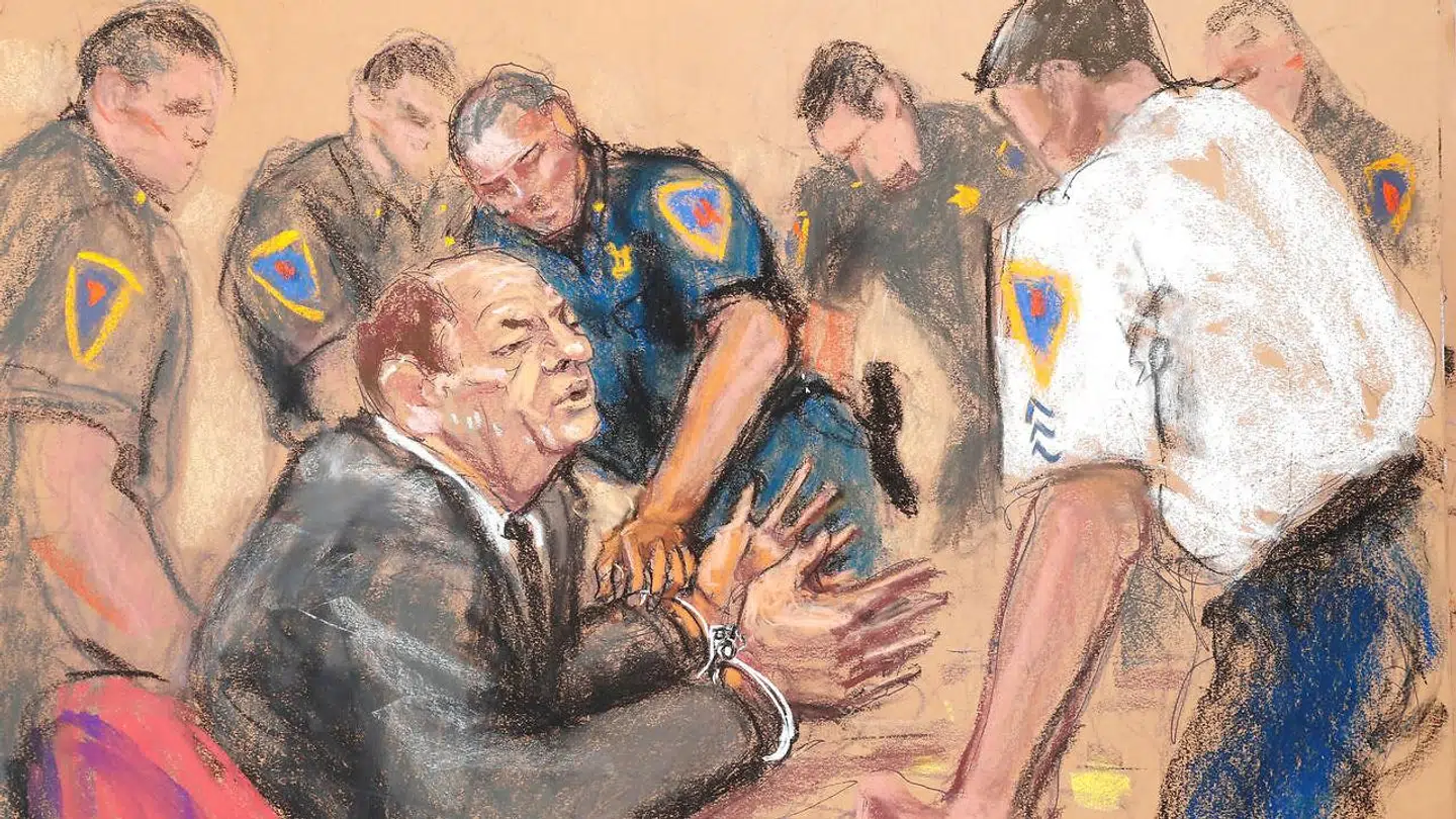 Harvey Weinstein får håndjern på efter dommen mandag.