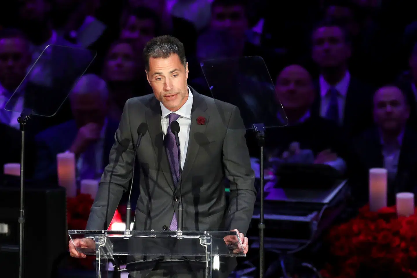 Rob Pelinka taler ved mindeceremonien for Kobe Bryant.
