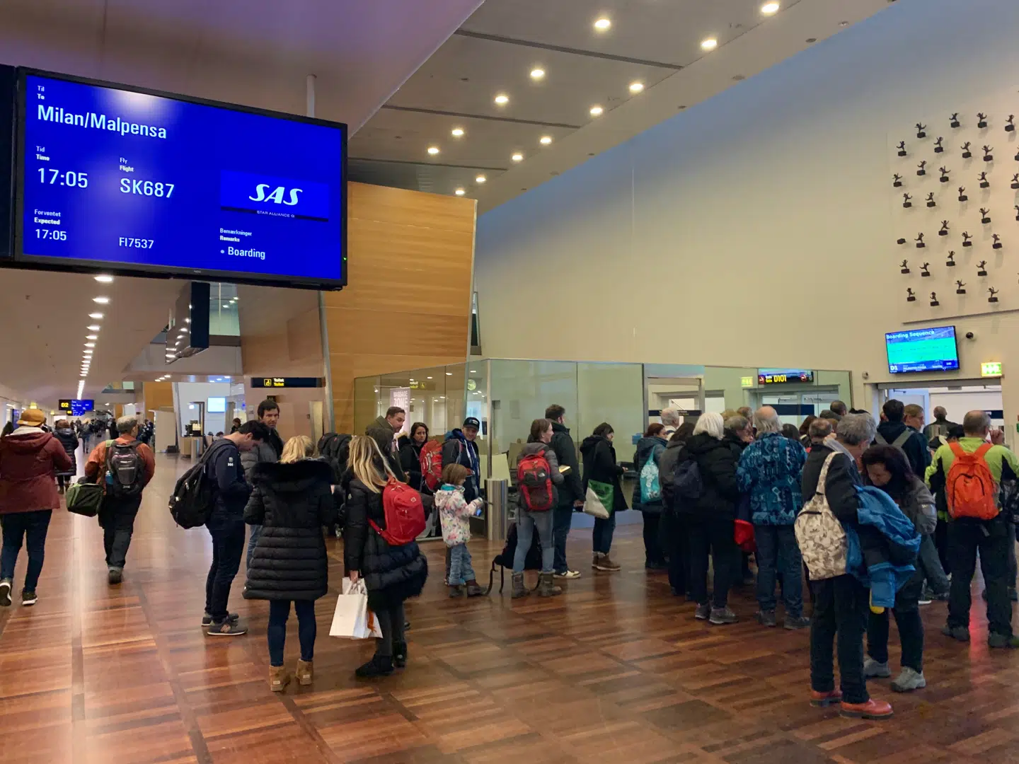 Det er primært italienere - formentlig på vej hjem - som i København boarder flyet til Milano.