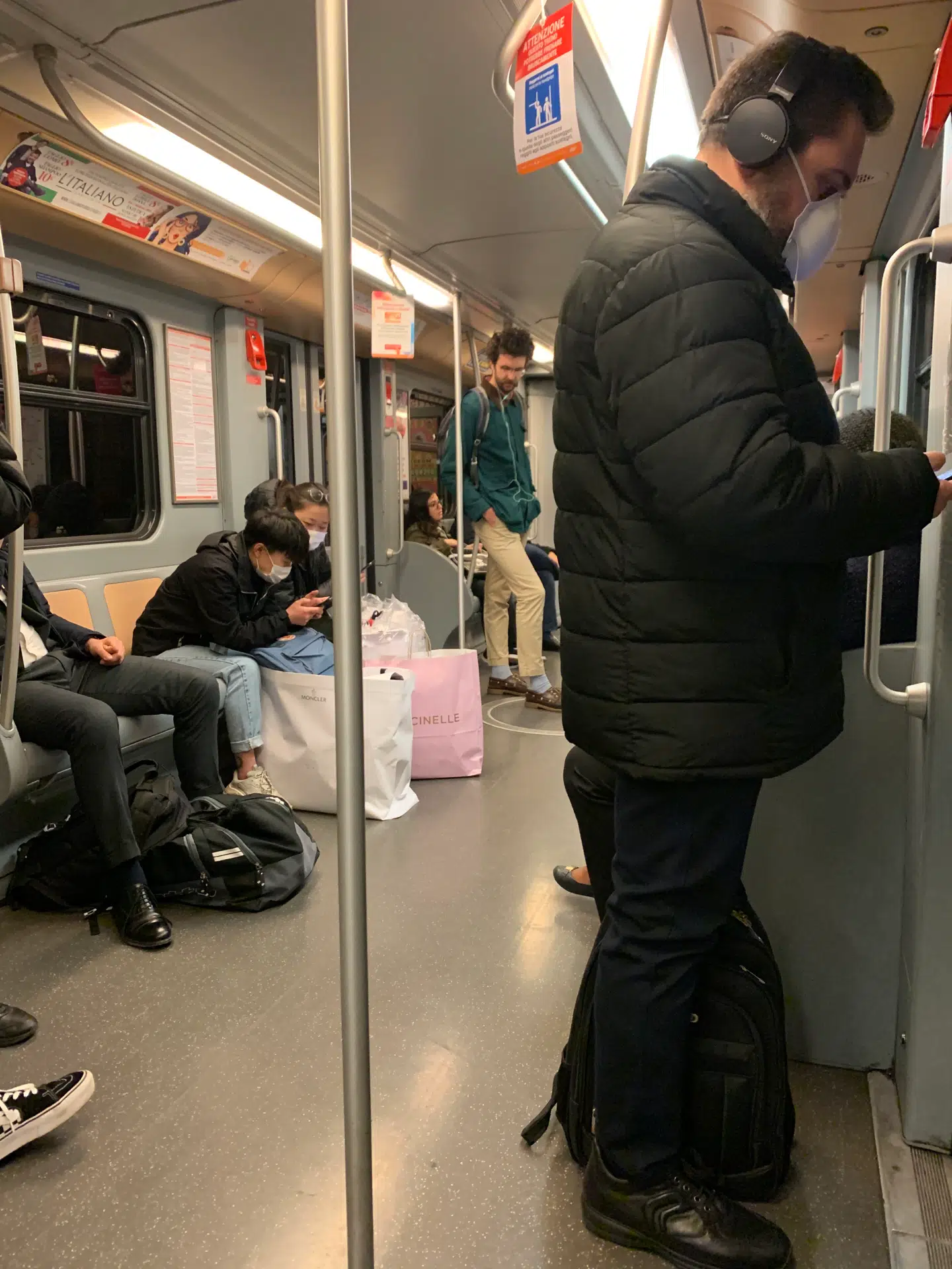 Maskerne har fundet vej til metroen, hvor nogen dog er mere vant til at dække luftvejene til end andre.