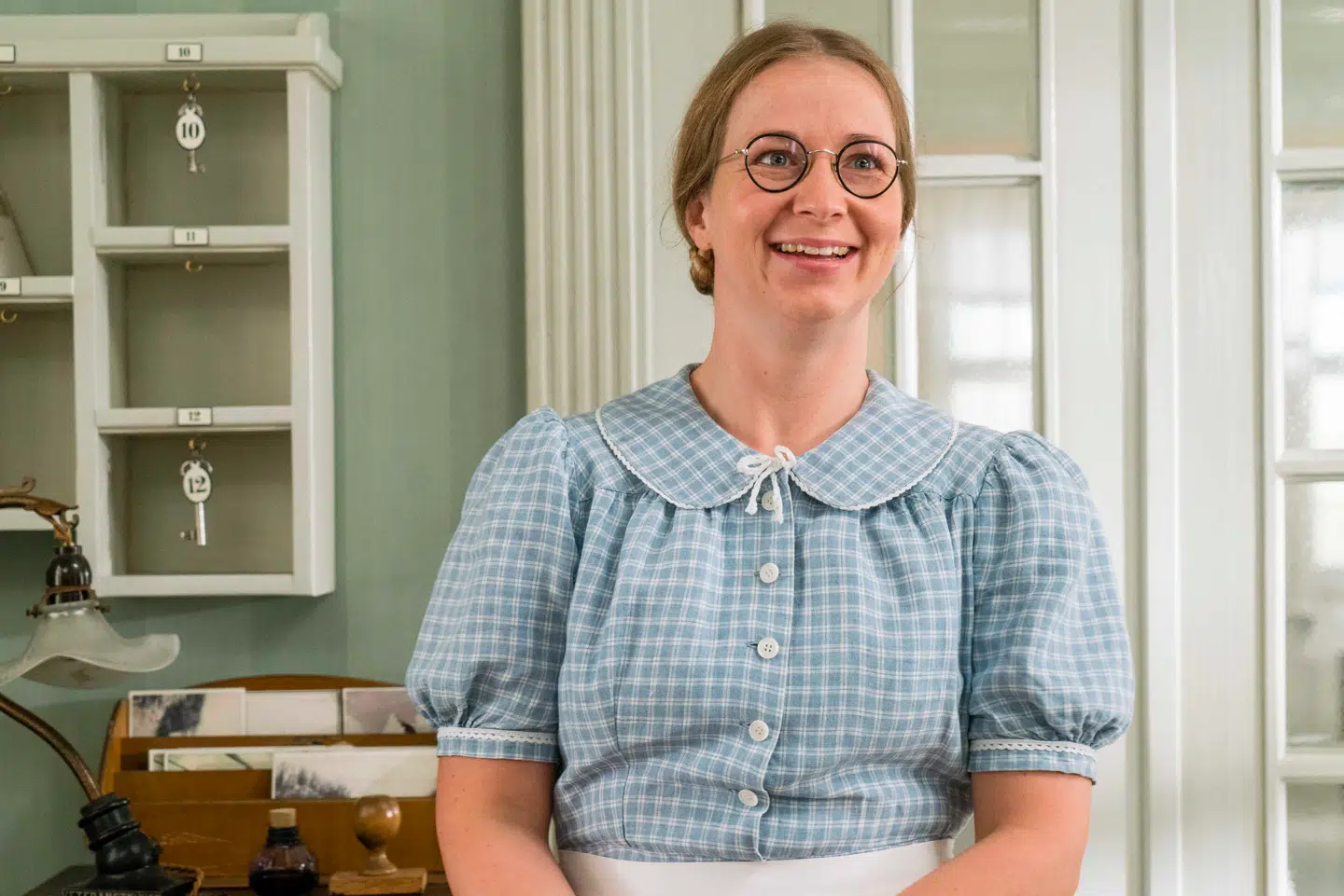 Stuepigen Edith har udviklet sig til at være hotellets mest irriterende karakter med sin evige jagt på sladder.