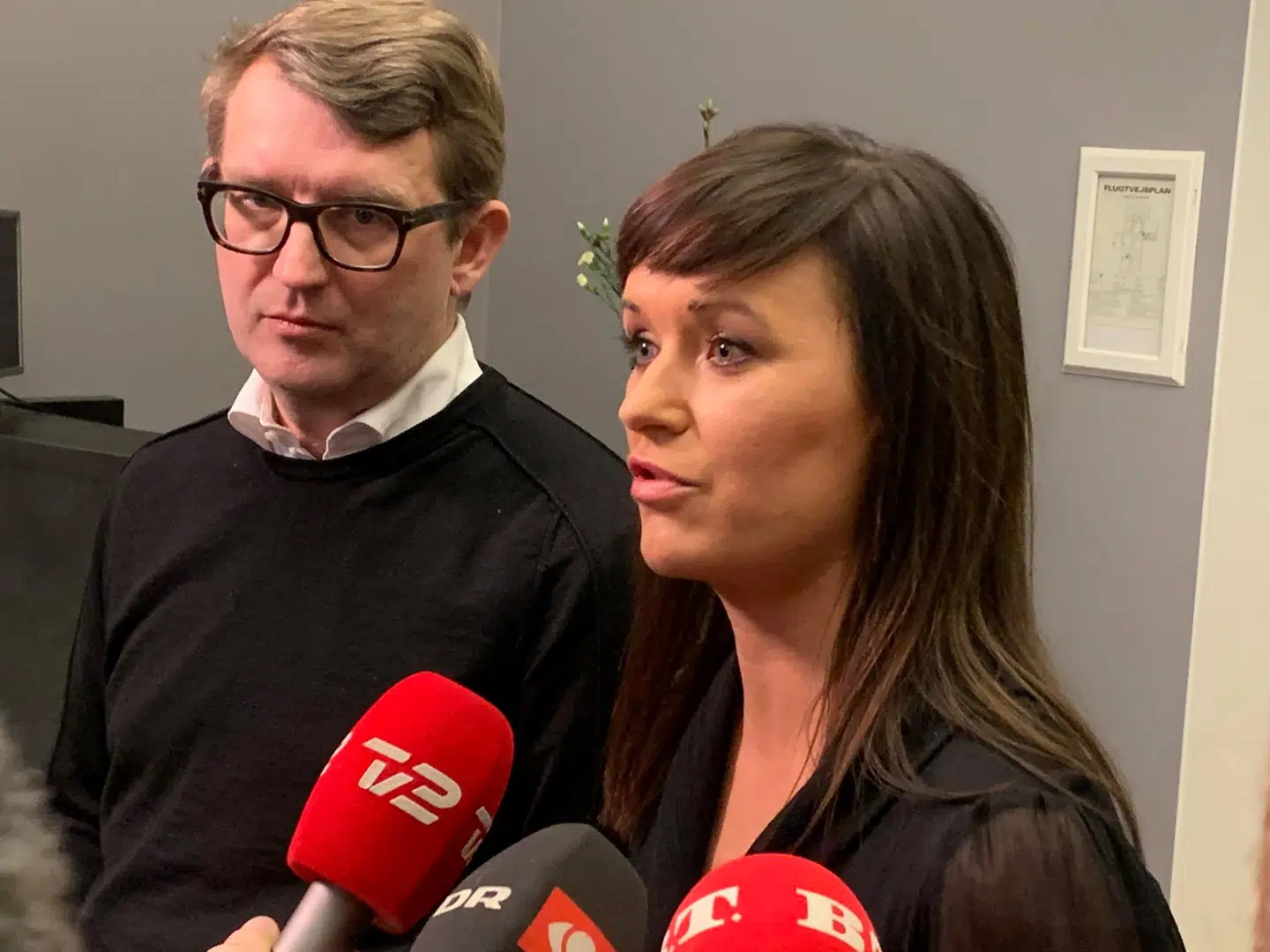 Mandag kl. 11.30 holdt Venstre et uformelt pressemøde ved partikontoret på Christiansborg. Her langede Sofie Løhde og Troels Lund Poulsen hårdt ud efter regeringens metoder og krævede en undskyldning fra Mette Frederiksen. Foto: Jacob Friberg.