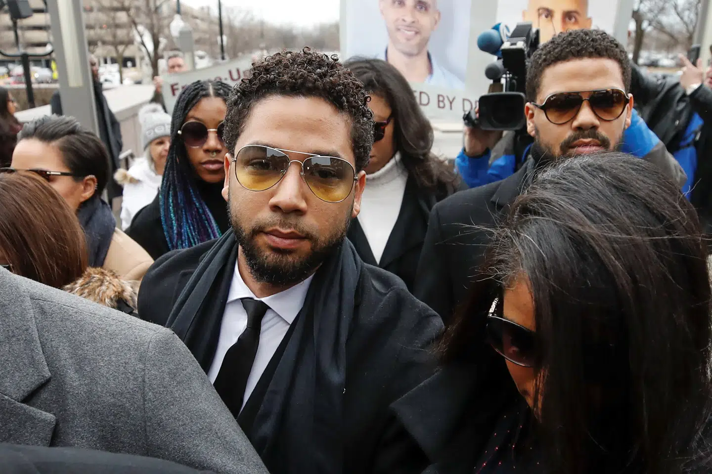Skuespilleren Jussie Smollett er anklaget for at have iscenesat et overfald på sig selv og derefter lyve over for politiet om det. Mandag nægtede han sig ved en domstol i Chicago, USA skyldig. Han er blevet løsladt mod kaution. Kamil Krzaczynski/Reuters