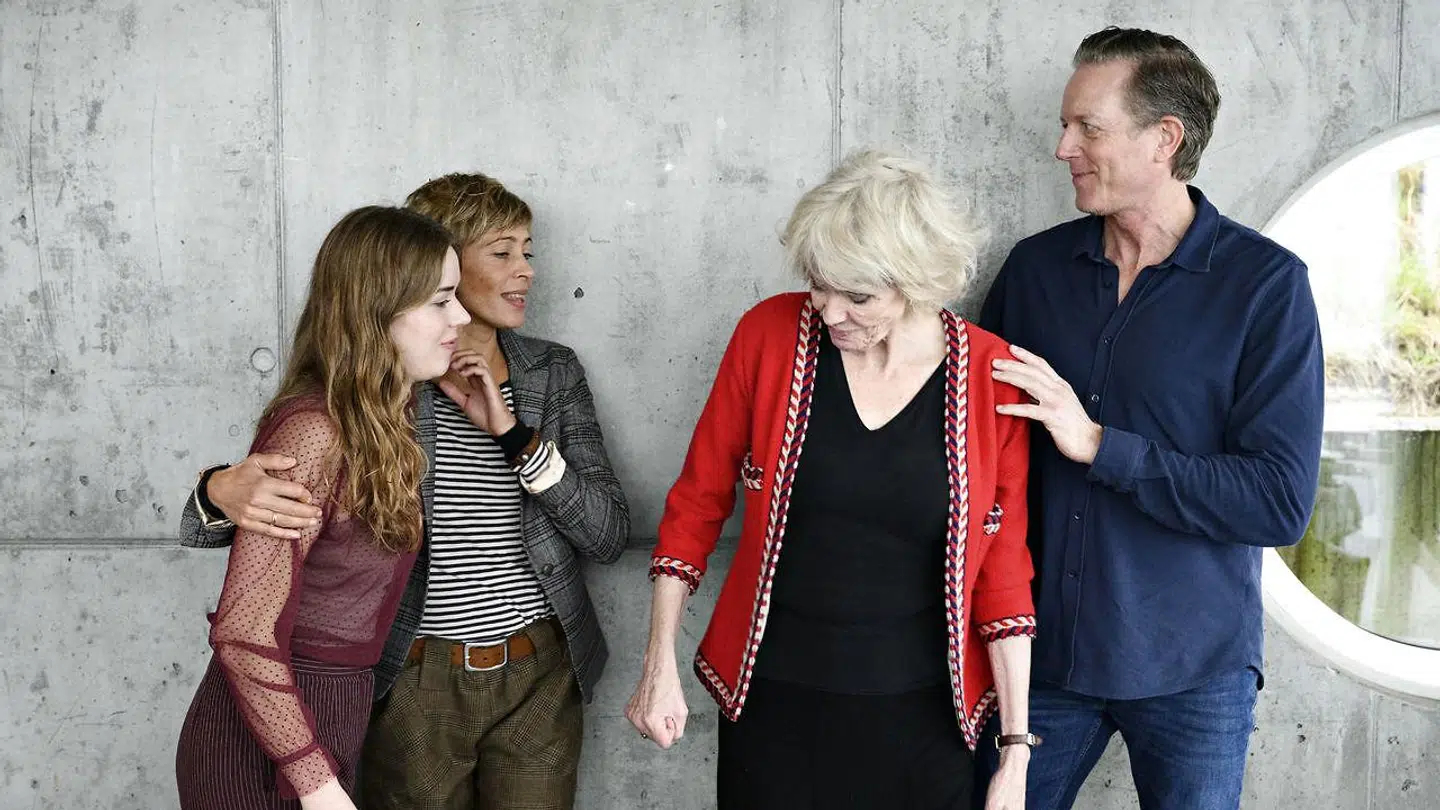 Her ses de fire skuespillere Laura Kjær, Laura Drasbæk, Lisbet Lundquist og Peter Mygind, der spiller familien, som serien 'Sommerdahl drejer sig om.