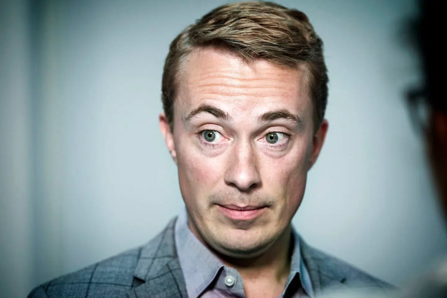 »Jeg vil tage det her op med beskæftigelsesministeren, fordi jeg simpelthen synes, det er en uskik, at man på den her måde imødekommer folk, der ikke gider lære dansk. Jeg synes, det er helt forrykt,« sagde Morten Messerschmidt (DF) sidste weekend til B.T. (Foto: Jens Nørgaard Larsen/Scanpix 2016)