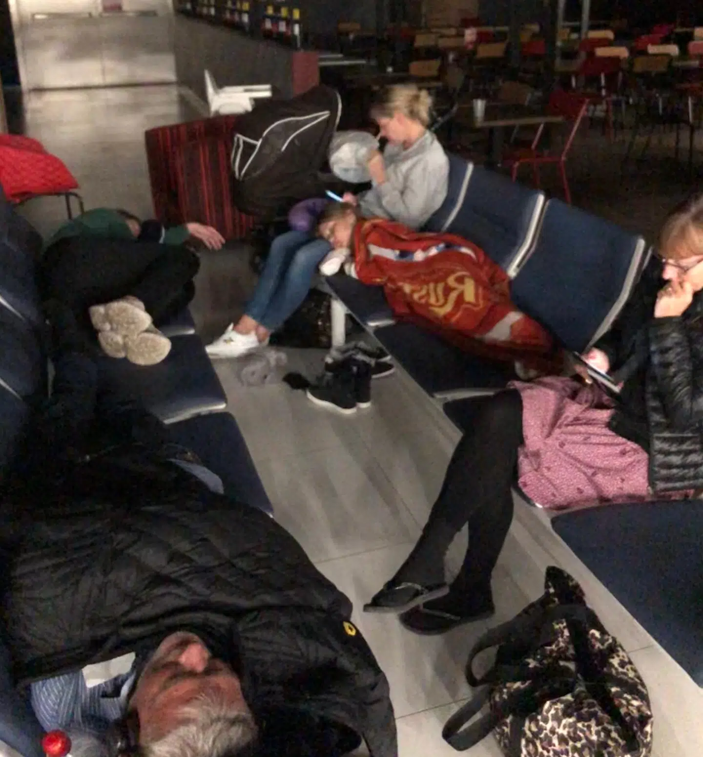 Familien Demant med tre børn og svigerforældre var nødsaget til at overnatte i den kolde lufthavn i Las Palmas.