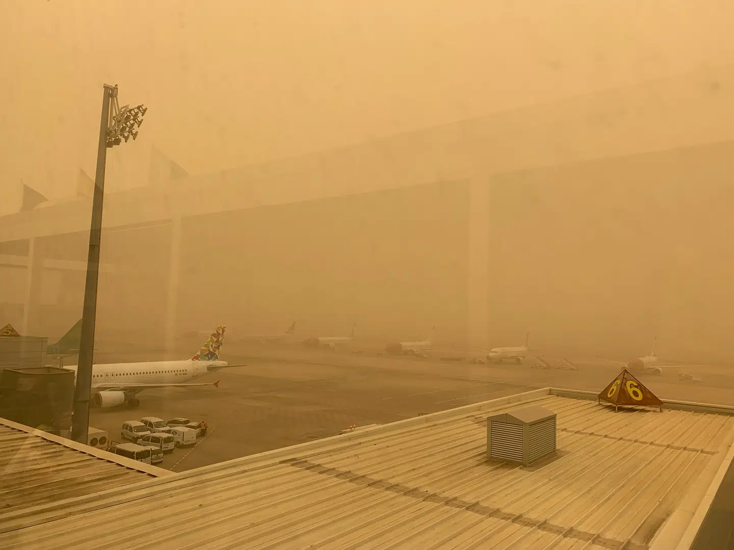 Sandstormen set fra Las Palmas lufthavn i Gran Canaria. Alle fly var sidst på dagen søndag aflyst.