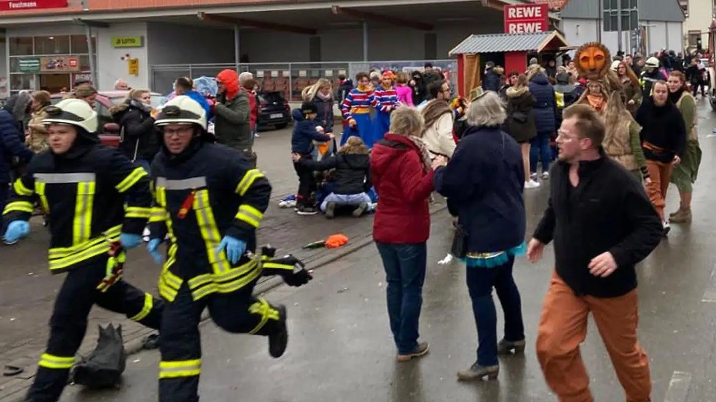 Kaos i forbindelse med et karneval i Tyskland, hvor en bil er kørt ind i en menneskemængde. Mange meldes såret.