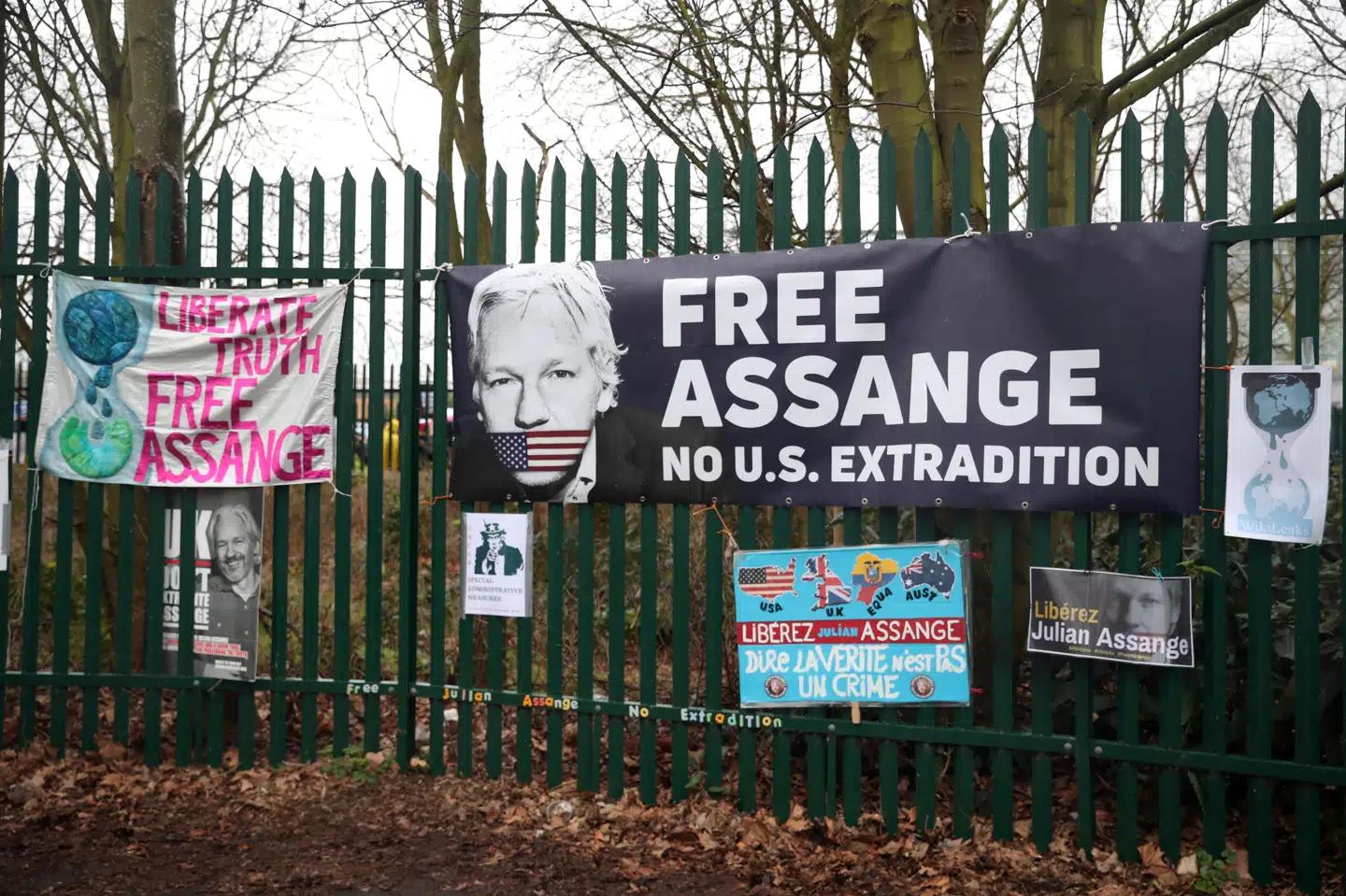 Plakater hænger her uden for Woolwich Crown Court i London, hvor det skal afgøres, om Assange skal udleveres til USA. Hannah Mckay/Reuters