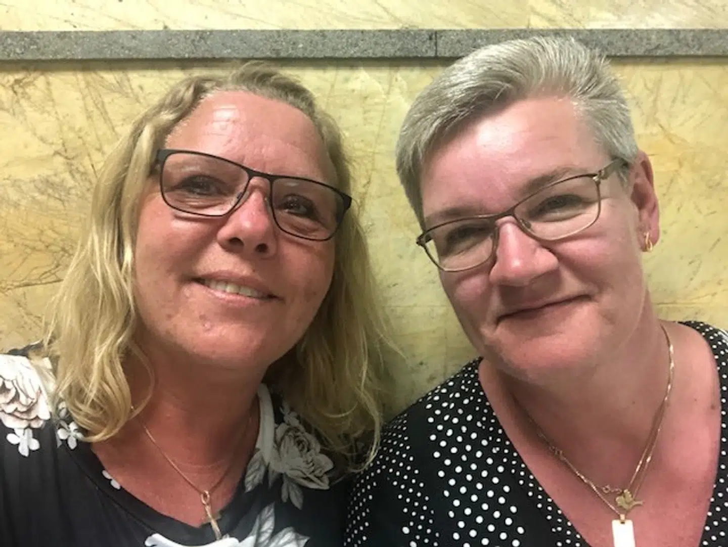 Tina Carlsen til venstre i billedet har nu været i lufthavnen på Gran Canaria i 26 timer. Her søndag aften bliver de kørt til et hotel.