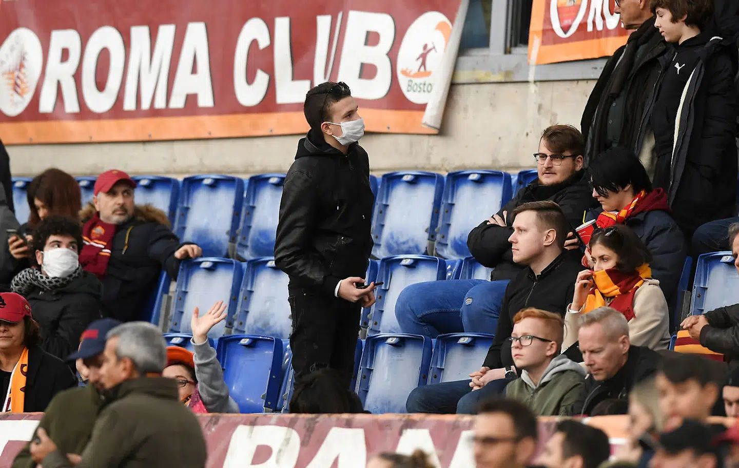 Ved søndagens kamp mellem Roma og Lecce var der flere fans, der bar masker.
