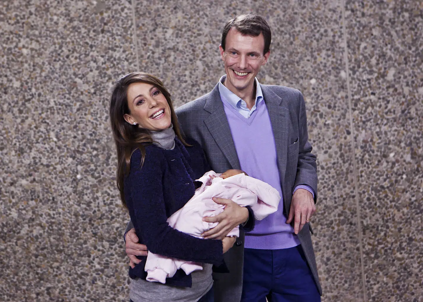 Den franskfødte danske Prinsesse Marie og Prins Joachim præsenterer deres nyfødte datter på Rigshospitalet i København. Den nye prinsesse, der blev født januar d. 24. vejede 2, 93 kg. og måler 49. centimeter.