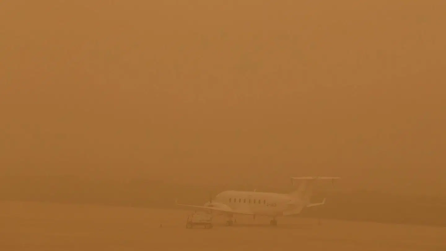 Et fly holder parkeret i Las Palmas' lufthavn på Gran Canaria på grund af sandstormen.