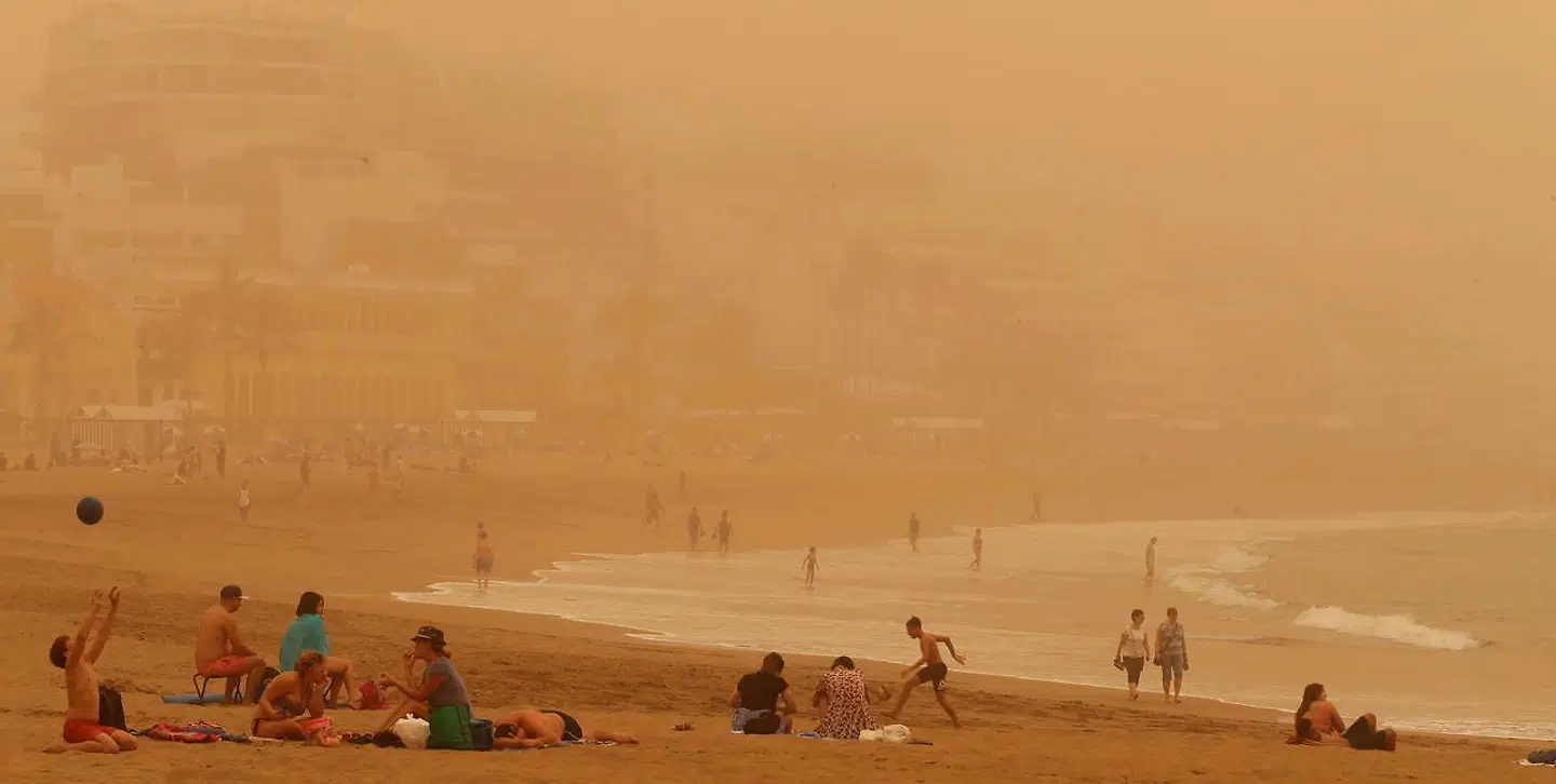 Også på Gran Canarias strande var sigtbarheden meget lav på grund af sandstormen. Her er det Las Canteras-stranden i Las Palmas.