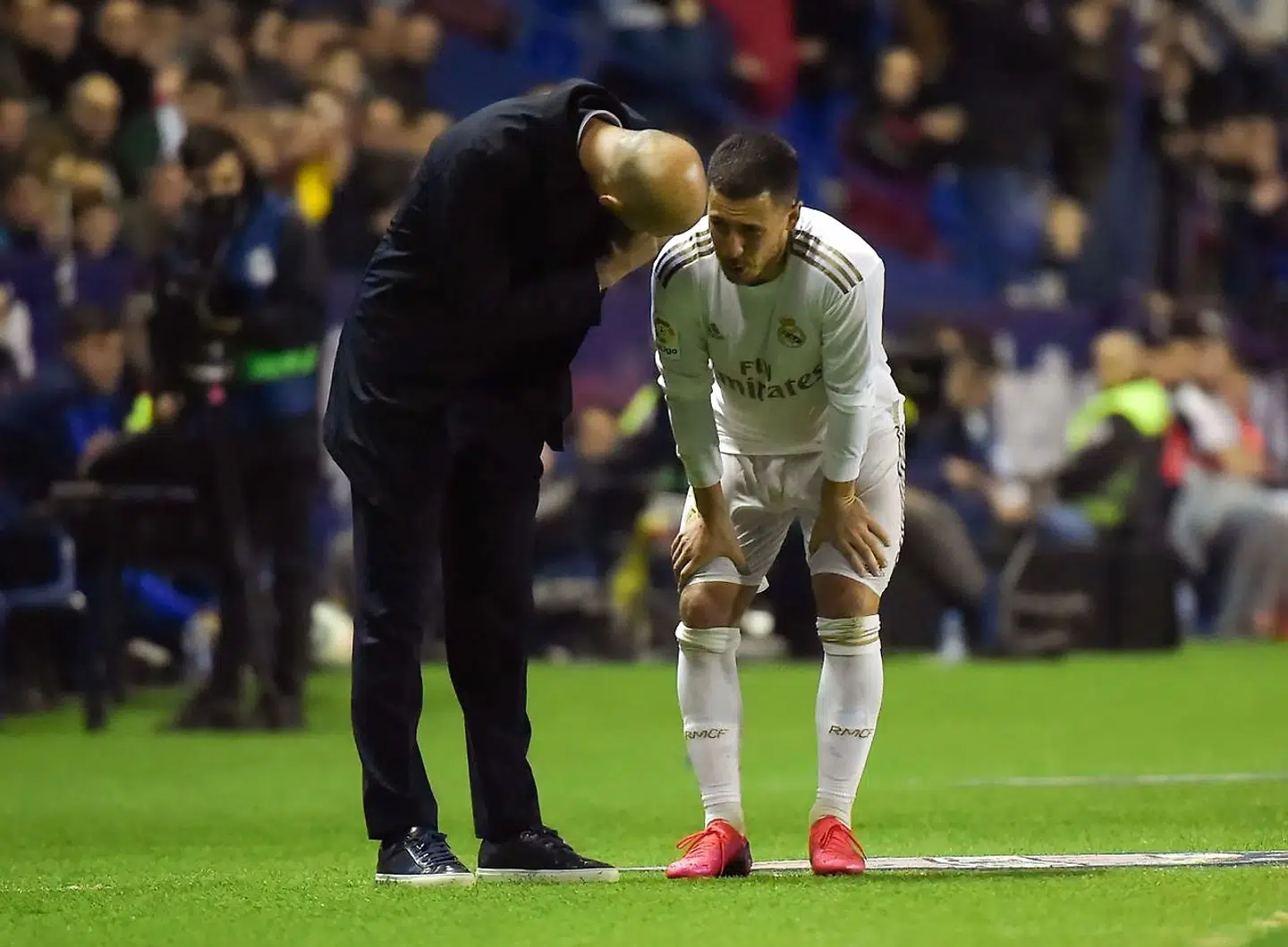 Zinedine Zidane kigger til, mens Eden Hazard humper fra banen.