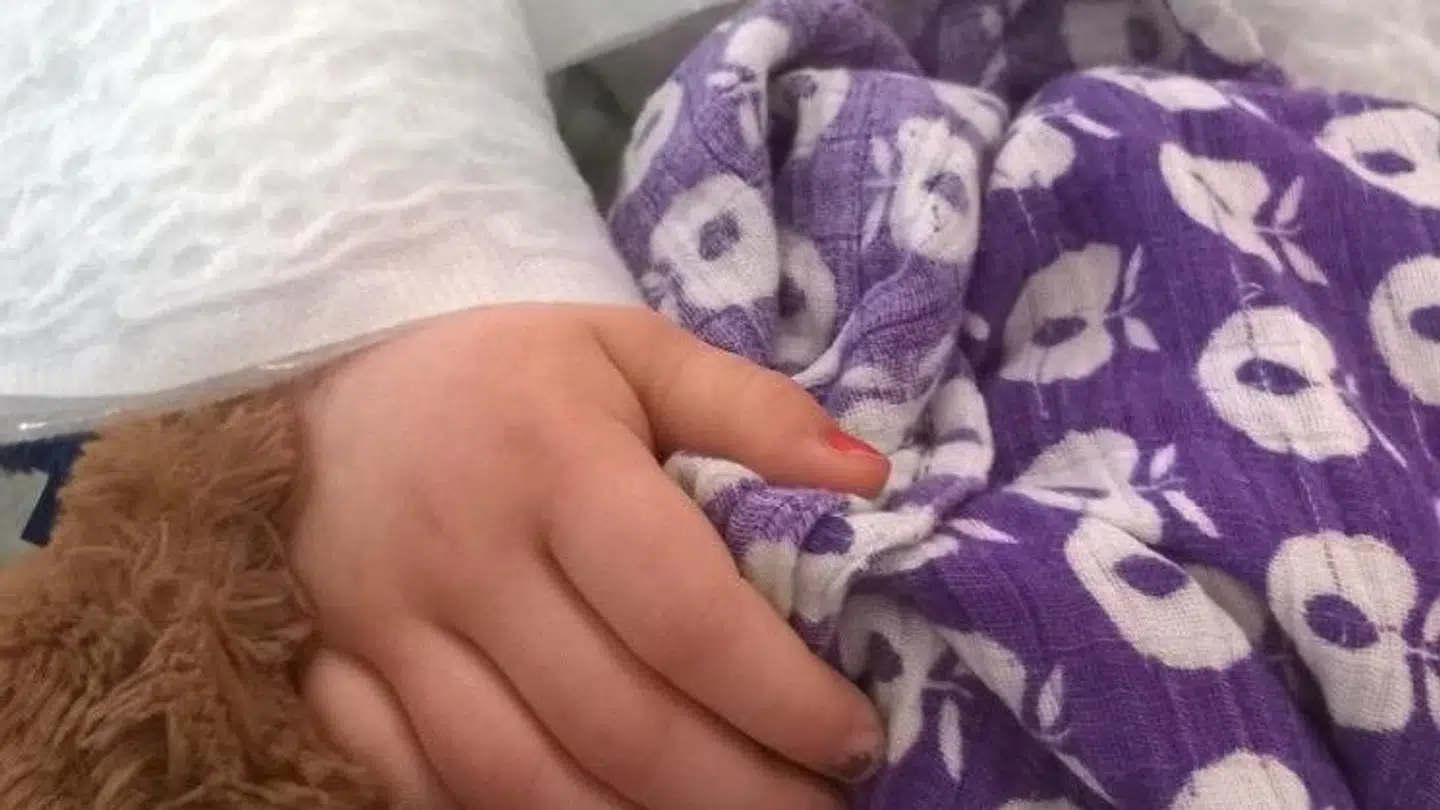 Maya blev iført en hvid køledragt, da hun kom på intensiv, og lå nedkølet i fire døgn. Kludene har fulgt Maya siden fødslen.