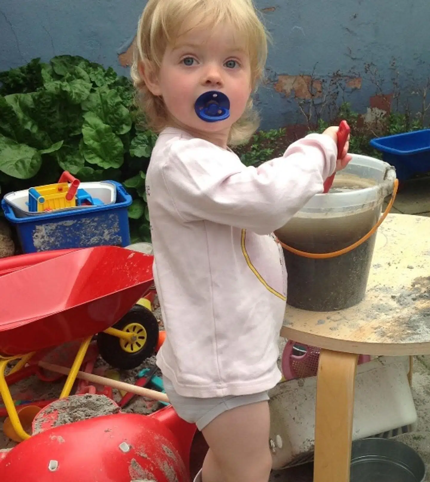 »Vi dvæler ikke særlig ved, om vi kunne have gjort noget anderledes. For det kunne vi ikke. Jo, vi kunne have sat os ovenpå hende og holdt øje med hende konstant, men det er jo ikke et børneliv,« lyder det fra Nina Jensen.