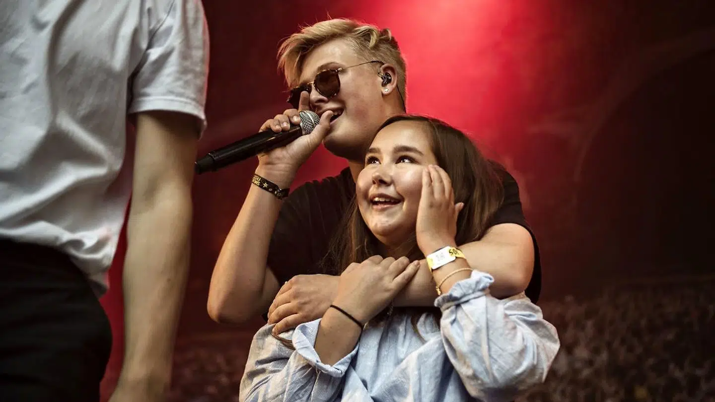 Her ses Anthon Edwards Knudtzon på scenen til Smukfest i 2016 med en begejstret fan i armene.