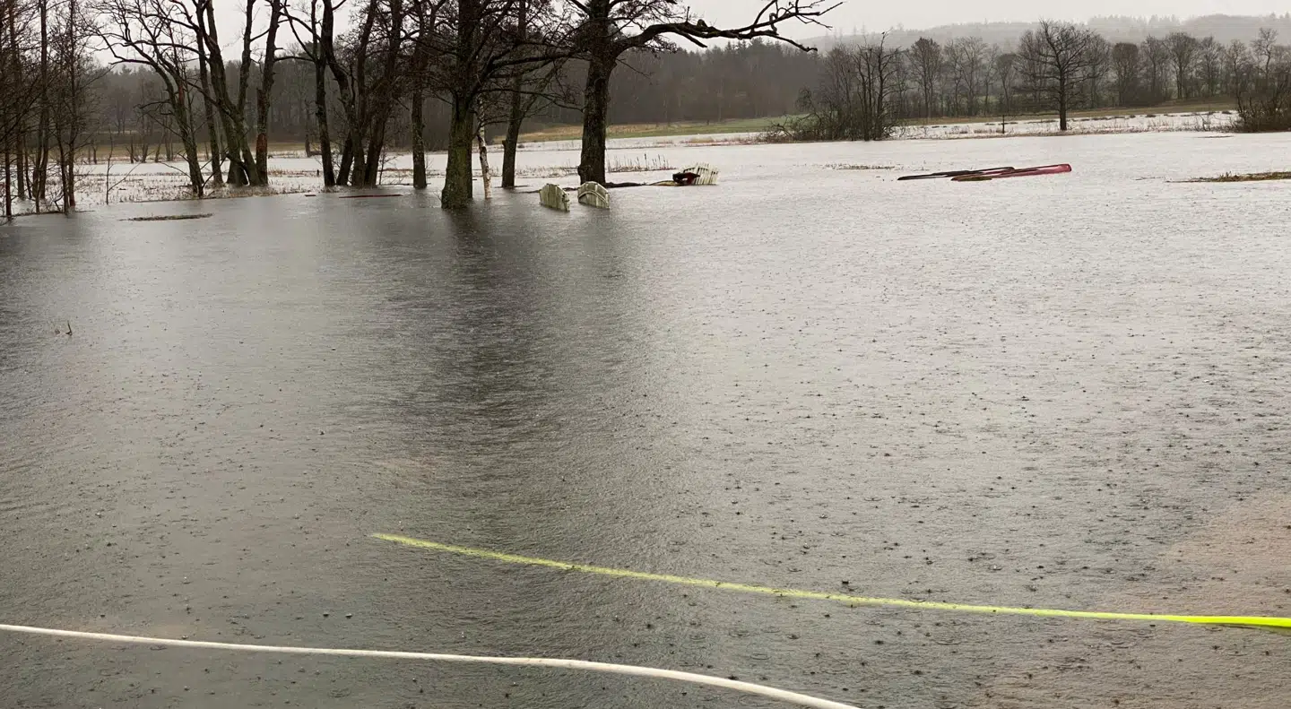 Den voldsomme regn har fået Gudenåen til at gå over sine bredder. (Privatfoto: Dragan Sljivic)