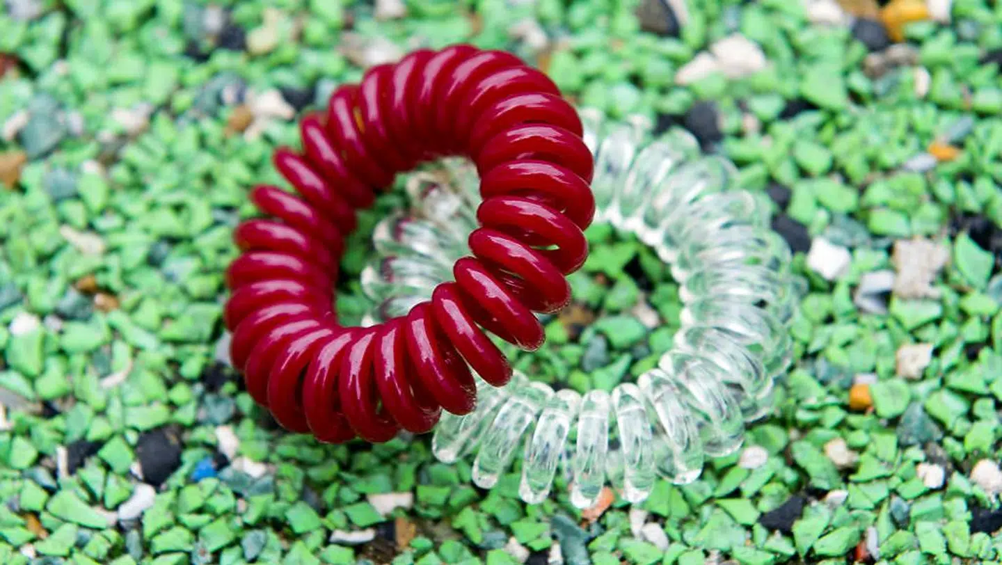 Hårelastikken, som har gjort den unge dansker rig og succesfuld.