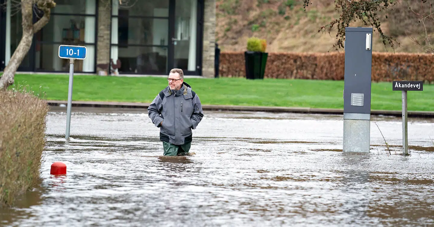 Kolonihaveforeningen Åkanden Storå i Holstebro er ramt af massive oversvømmelser, da Storåen gik over sine bredder, mandag 17. februar 2020. Storåen flyder i baggrunden på billedet. Efter de store mængder regn truer vandet nu med at oversvømme store dele af midtbyen hvor åen går lige igennem. (Foto: Henning Bagger/Ritzau Scanpix)