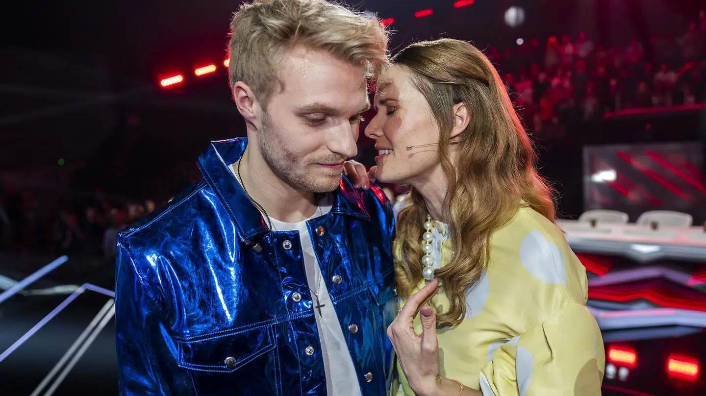 Nicklas i sin blå glimmerjakke med dommer Oh Land (Foto: Martin Sylvest/Ritzau Scanpix 2020)