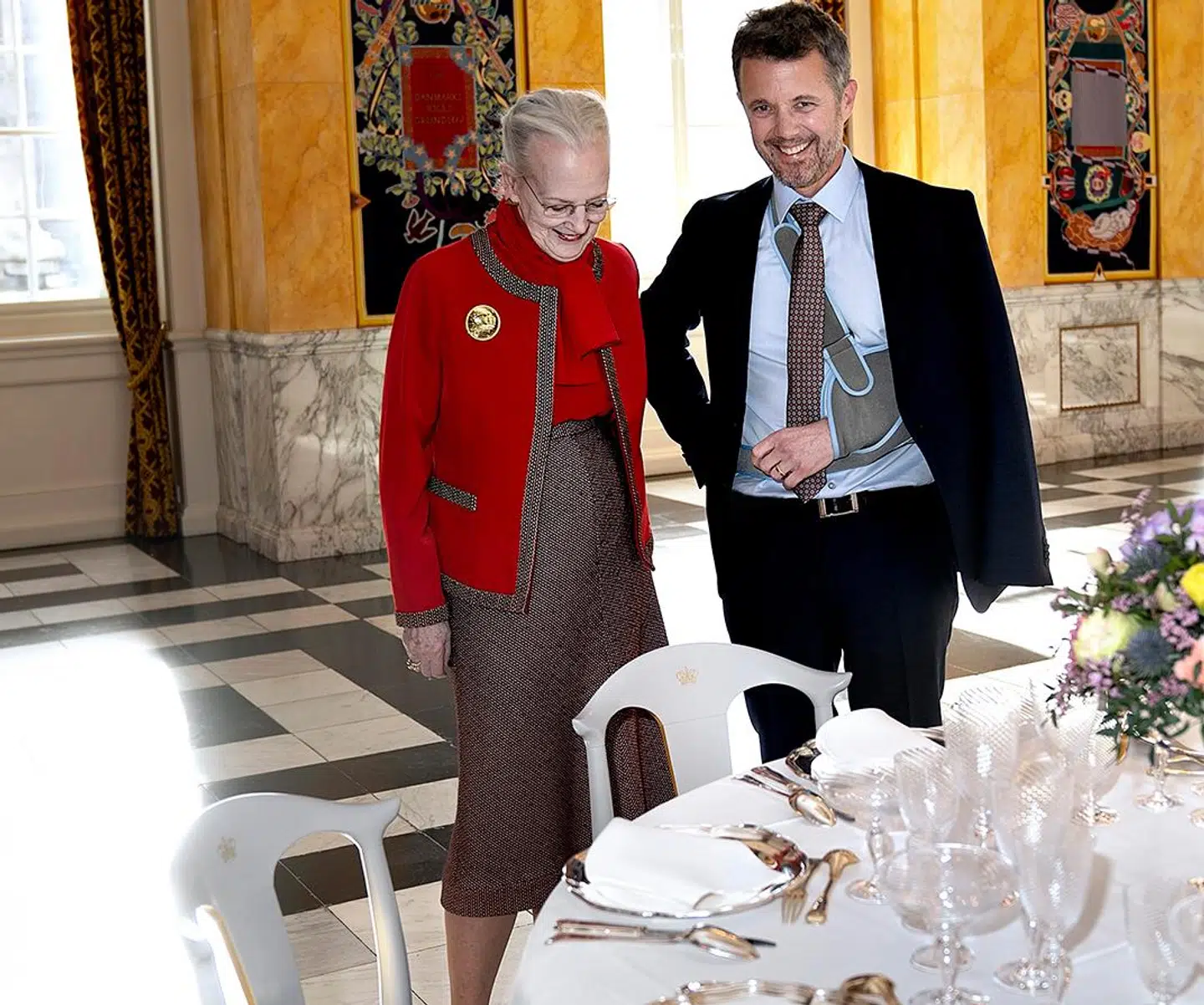 Dronningen og Kronprinsen virkede til at være begejstrede for de nye stole.