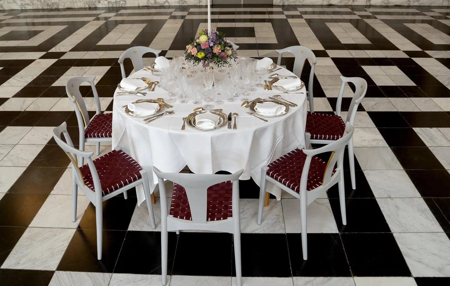 Dronningen bad om, at alle stolene skulle produceret i Danmark af danske håndværkere. Og de krav kunne PP Møbler godt opfylde, fortæller direktør Søren Holst Pedersen.