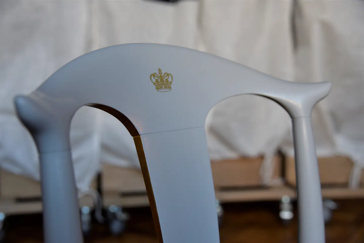 Stolene er dekoreret med bladguld og en krone.