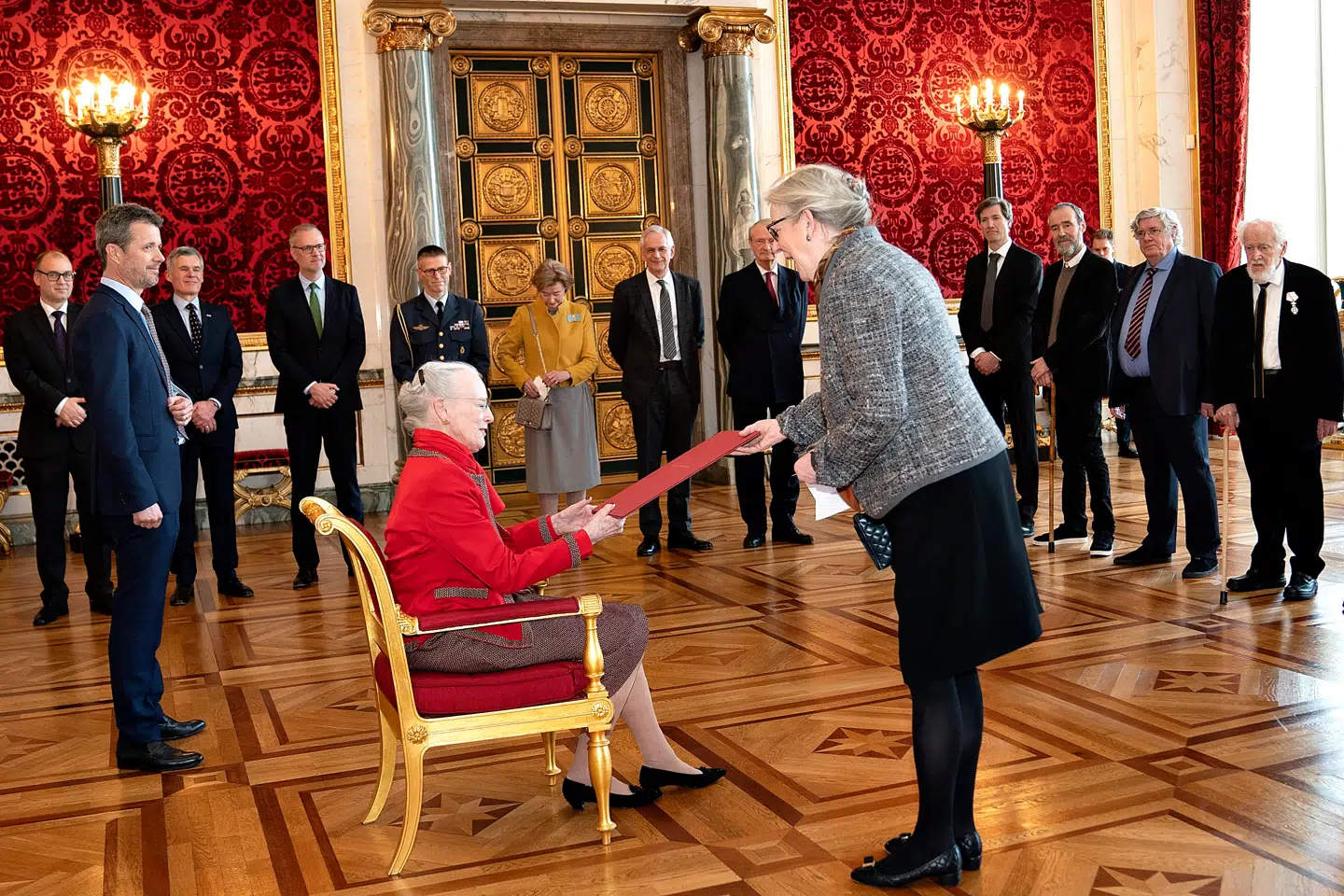 Fredag blev stolene overrakt til Dronningen og Kronprinsen. Repræsentanter fra PP Møbler ses til højre.