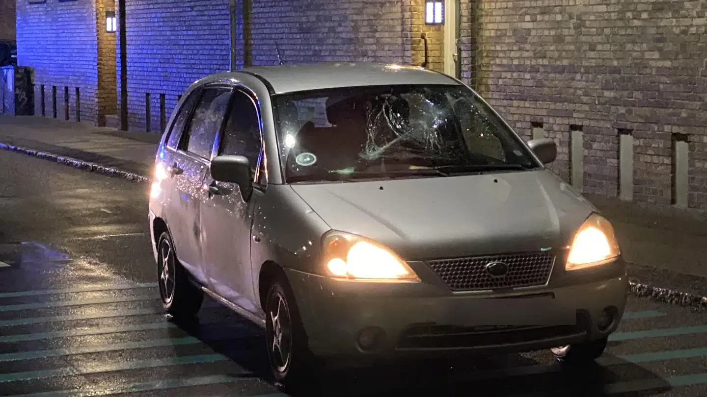 Politiet er massivt til stede omkring en bil med smadret forrude på Scandiagade i Valby.